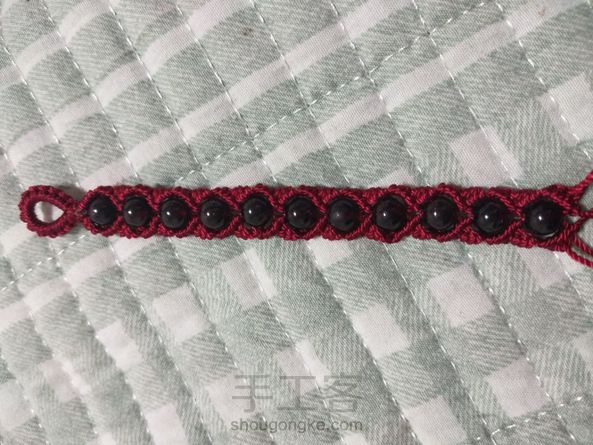 编不下去了，石榴石孔太小了，穿不了两条线实在挑不出来孔大的了