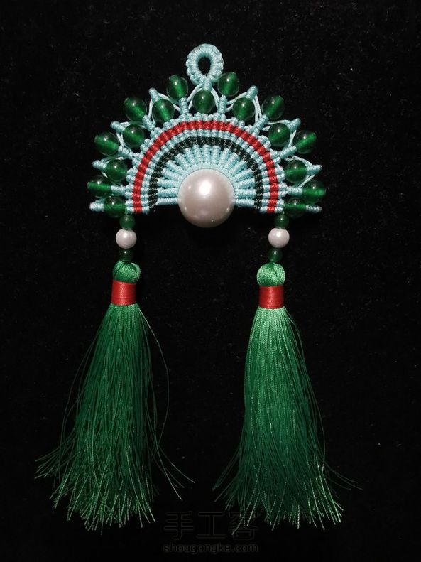 感谢分享！16cm贝珠，72号玉线，教程里16根短线按20cm扯的，中间长线感觉35cm就够了，其他挂线都是按教程里最大用线量扯的，感觉要是按最小量有点儿不够！还差两根珠链！绿色珠子6mm有点儿大，感觉5mm的会更好！每次编东西不是绳子颜色不太搭就是珠子尺码不合适，各种纠结啊😂