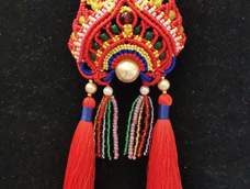 感谢分享！12mm贝珠，72号玉线，不知道为啥所有加线按教程都不够，计算的有点儿乱，至少再长15-20cm吧，实在不行就再加线，就是烧结多点儿😂还有就是这飞扬的流苏是我永远的心结😣