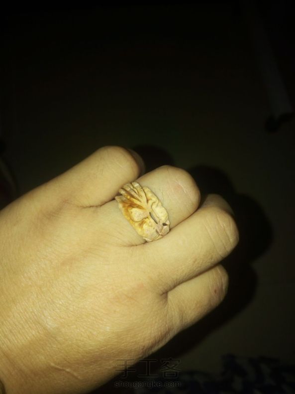 纯属偶然，因为朋友喜欢就用这个桃胡做了一个戒指，送给朋友了。水洗后就是这个样子，干了就回复原状。 第1张