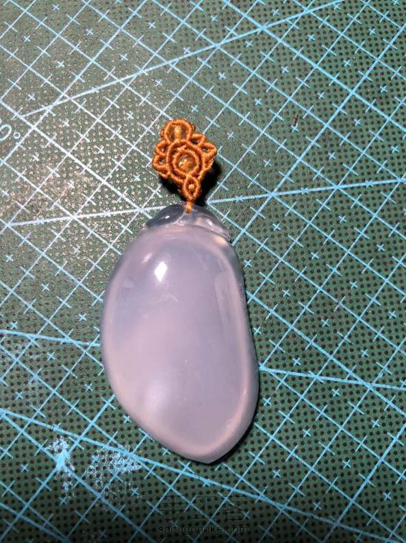 嘿嘿，挂了个吊坠。线小了，先戴些日子再换别的色，