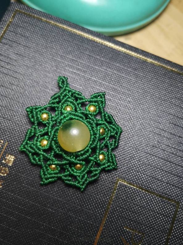 中间如果是个圆形裸石可能要平整一些，这个珠子不是很合适，也许是技术不到家，总之有些鼓鼓的，感谢作者分享的教程