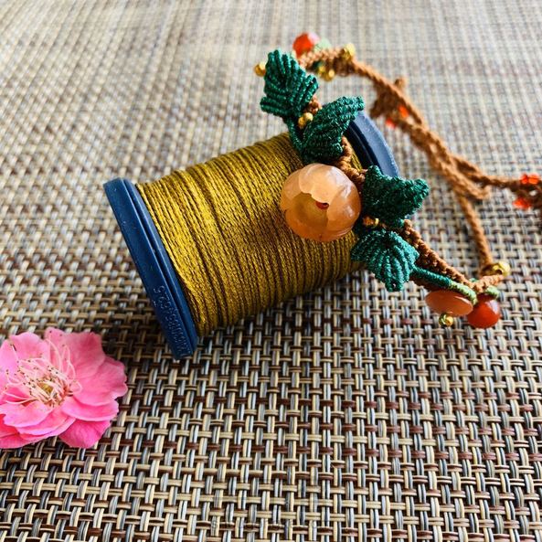 宝爷的这款手绳仔细看做的时候其实并不难，不过宝爷在背后花的创意真的是给她点赞。叶子和珠子在手绳上的点缀很花时间，但是看到成品也是值得了