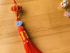 这个灯笼因为第一次学做的时候最后一次加线收得不够紧，导致不够完美，于是做了两次，谢谢教程。而流苏帽学的是牧歌家的，组合在一起成了一个不一样的灯笼🏮。母亲节快乐❤