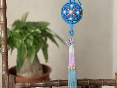 清明安康，发现每次领徽章的日子发圈的人特别多，包括我自己。哈哈哈，这款香囊盒简单好看，不过穿的米珠流苏眼睛👀都花了，幸亏效果还可以。送给一个亲戚了，她说穿汉服的时候可以挂在腰间