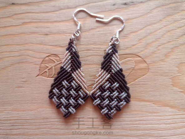 复古的感觉，配格子大衣超合适 第1张