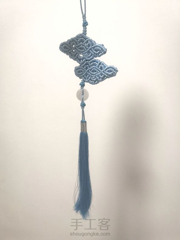 根据楼主的教程做的～做好之后正面看非常美，非常感谢教程，但是背面有烧痕不太美观，所以用一连串的铜钱结挡住了。但是虽然正反面都能看得过去了，但是祥云部分又显得有点厚重，头重脚轻的感觉。。考虑再换个粗点的流苏。。 第2张