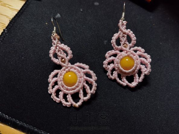 谢谢，太美了忍不住照着做了一个。不过到我手上就丑的不要不要的，我的是第一步包珠子，第二步加4根绳需要注意这个是为下一步加的，所以自己需要注意加哪里，加好后再加一根绳继续做斜卷结。我截图他人的步骤，大家可以参考这里怎么做哈，剪头是指线怎么加进去的哈。然后这里我说说自己的看法，做之前先把所有步骤看一遍，理清楚编的思路，毕竟珠子可能跟楼主的大小不一样就可能导致后面都不一样。所以大家按照珠子的大小来挂绳并且需要想想挂绳是为了做后面这个孔，怎样挂才能看起来更好看，不要像我一样拆了做，因为没有注意中心和每个孔的大小。 第1张