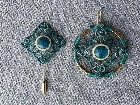 谢谢老师分享！
主石是12mm左右的，线材是0.5扁蜡，每根线的长度都要加个20cm，把老师的款改成了发卡和胸针
老师的设计真是太好看了～～～ 第2张