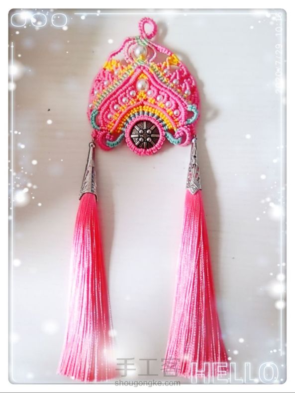 我才发现这个功能😂谢谢教程~主要是为了用流苏，换了粉色线，一直在考虑要不要加米珠，范懒了就没加，中间换成了扣子看起来还不错