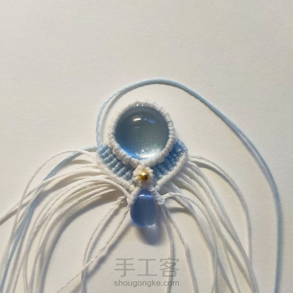 为你的七彩蜡线点赞，然而我没有那么多线´◡

随手拿了个颜色相近的水滴，途中觉得他像个打领结的小人儿♪(^∇^)差点不准备编下去。

用线是80×(2+8)+40(蓝线)+20(里面的轴) 第2张