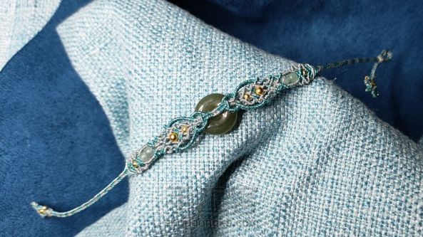 和田玉平安扣   可调节手链
蜡金线  80cm×12根
平安扣卡14
改手链旁边的两个小珠子可以改成一个更合适