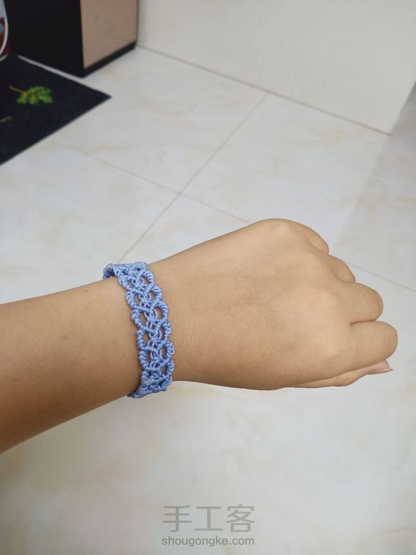 交作业！！！72号玉线，稍微短，线再剪的长一点多编一个花就完美了。把三条线量了150，我胳膊16cm 。