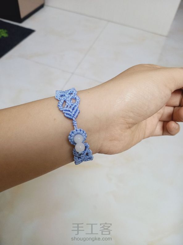 交作业！！！72号玉线，稍微短，线再剪的长一点多编一个花就完美了。把三条线量了150，我胳膊16cm 。 第1张