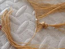 历时一整天吧，昨天下午六点左右开始的，今天上午十点开始到现在，中途洗了个澡吃了两顿饭，就到现在刚完成，看我最后的线头多节约啊，第五图是最后該剪线头时候