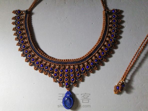 被石影老师这款惊艳了。花了两天零碎时间把它给编出来了。看到自己也能编出这么美的项链，很是安慰。一年多的学习总算是有了结果。