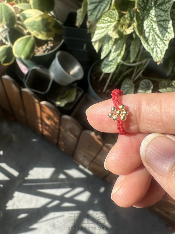 第一次编，珠子选大了，2根短线，一上一下夹在6个珠的小花旁边，编岀来很不平整。第二次编，2根短线先编了个反斜卷结，平整了但是小花整体有些变形。 第3张