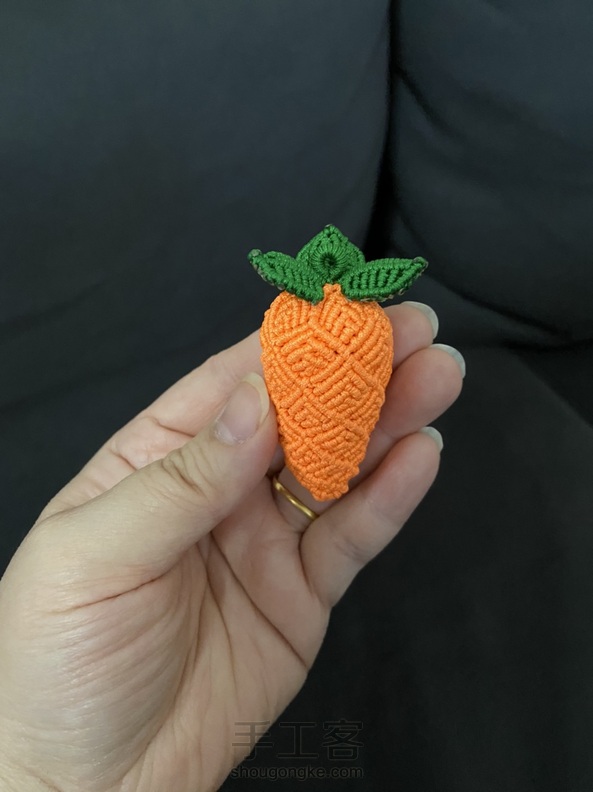 交个作业，编了一个胖胖的胡萝卜。