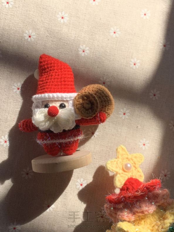 圣诞系列钩织 圣诞树🎄圣诞老人🎅小雪人⛄️小熊圣诞树🎄手套袜子挂件 圣诞发夹 杯垫 

你最喜欢哪个呢🥰 第6张