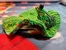 一只呆萌萌的小青蛙站在荷叶上还挺可爱