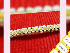 原创作者称它为太阳花,我觉得它更像淡雅清新的小雏菊。