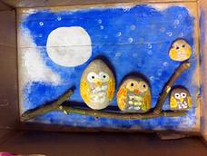 第一次画石头画,画的不是那么好
废旧纸盒、树枝、石头