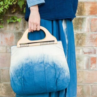 草木染木柄手提包。