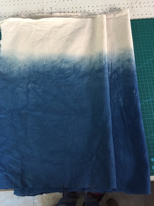 草木染木柄手提包。 第1步