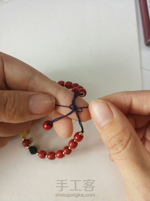 对妈妈来说,世界上最好看的手链一定是你亲手制作的那条! 第10步