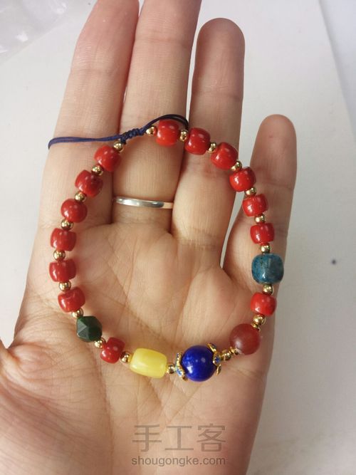 对妈妈来说,世界上最好看的手链一定是你亲手制作的那条! 第11步