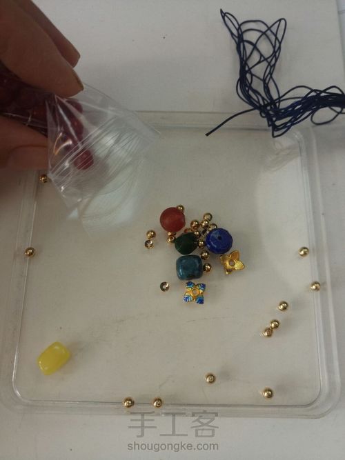 对妈妈来说,世界上最好看的手链一定是你亲手制作的那条! 第2步