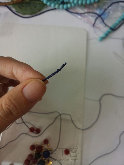 对妈妈来说,世界上最好看的手链一定是你亲手制作的那条! 第3步