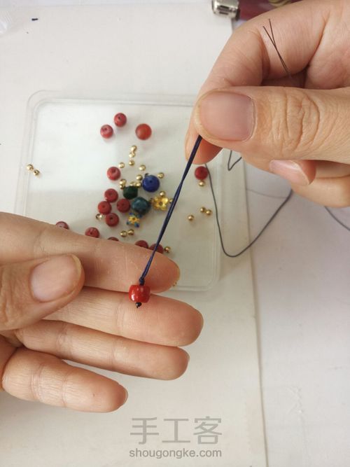 对妈妈来说,世界上最好看的手链一定是你亲手制作的那条! 第5步