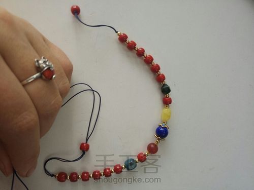 对妈妈来说,世界上最好看的手链一定是你亲手制作的那条! 第6步