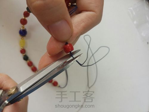 对妈妈来说,世界上最好看的手链一定是你亲手制作的那条! 第7步