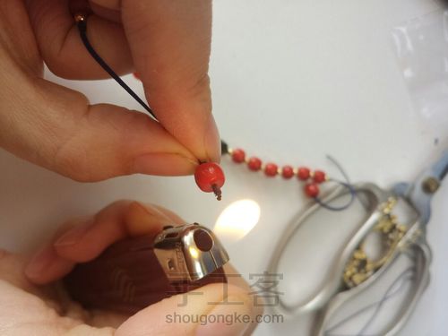 对妈妈来说,世界上最好看的手链一定是你亲手制作的那条! 第8步