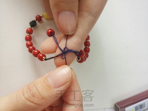 对妈妈来说,世界上最好看的手链一定是你亲手制作的那条! 第9步