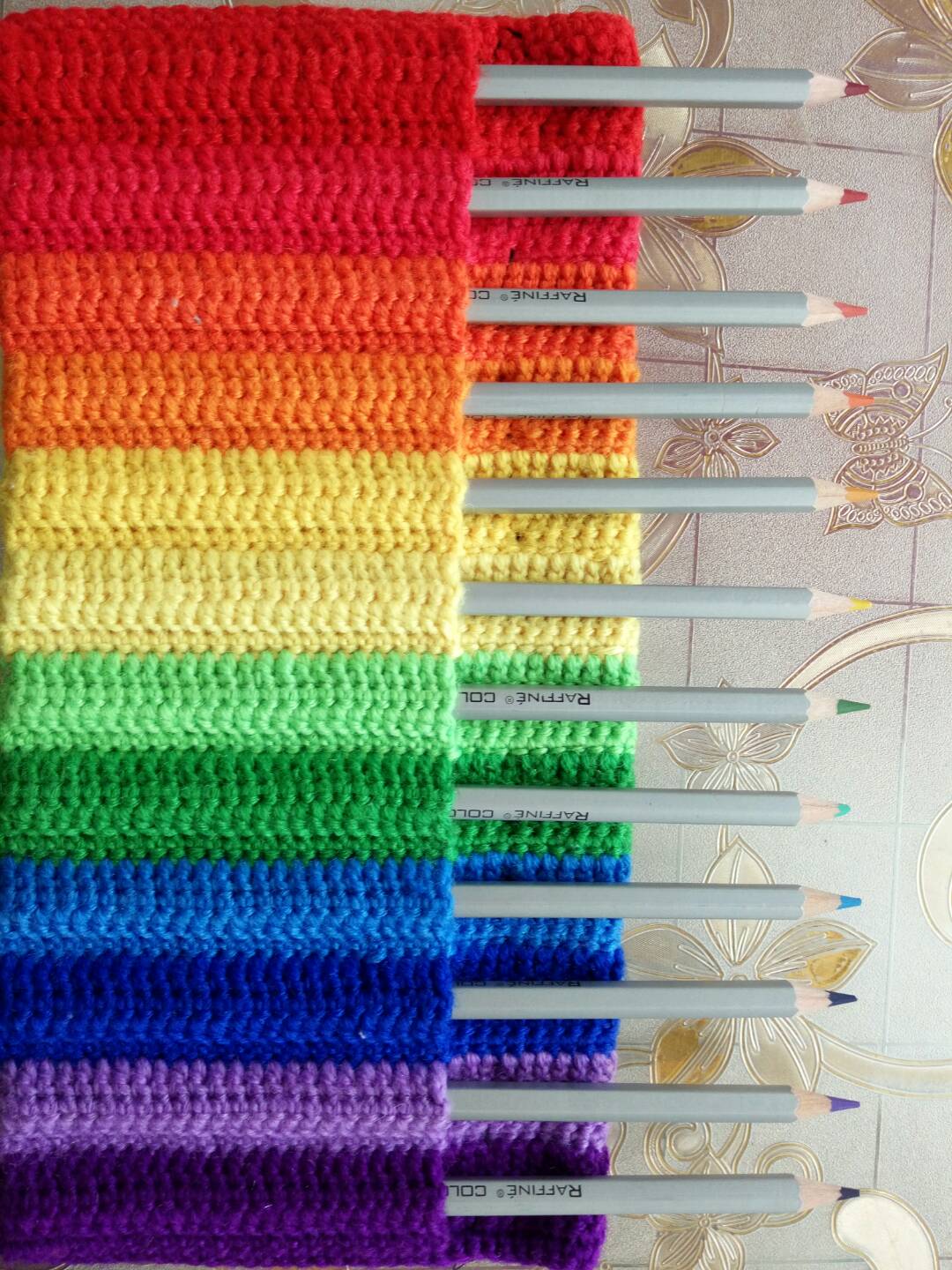 最可怜的就是钩针了，织了那么多东西，却没有为自己做一套收纳放置的地方，今天，我用彩虹做了一套钩针帘