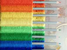 最可怜的就是钩针了，织了那么多东西，却没有为自己做一套收纳放置的地方，今天，我用彩虹做了一套钩针帘