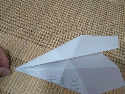 一个小细节，让你的纸飞机飞得更远。 第11步