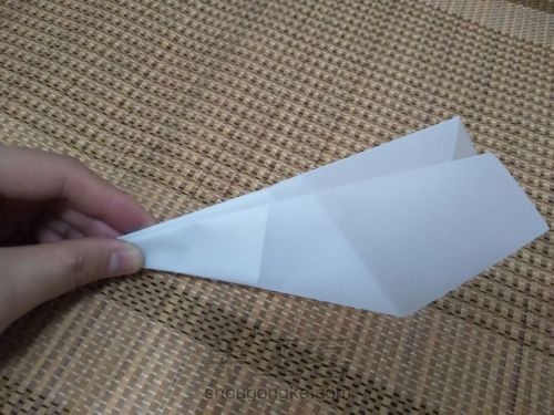 一个小细节，让你的纸飞机飞得更远。 第12步
