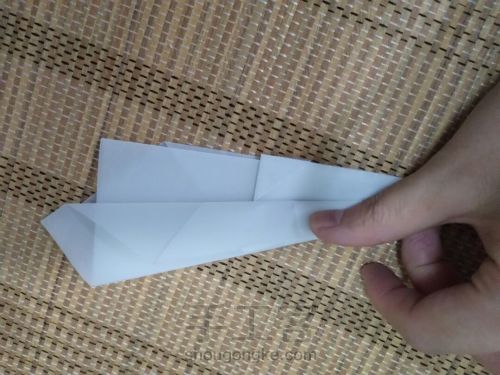 一个小细节，让你的纸飞机飞得更远。 第13步