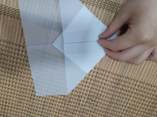 一个小细节，让你的纸飞机飞得更远。 第7步