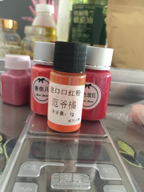 天冷了，自己做超滋润的唇膏，不要吝啬你的唇。 第3步