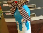 孩子幼儿园需要家长做圣诞手工，想了想我们就用玻璃饮料瓶做了这个小花瓶，操作很简单，家长们陪孩子做一个吧！