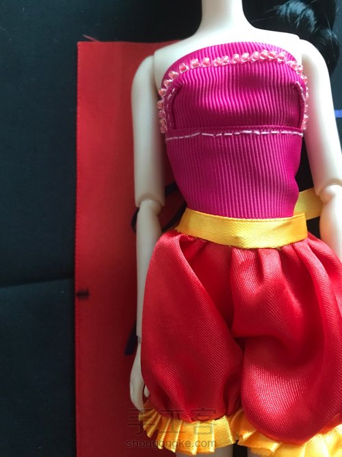 用丝带做六分娃秀和装上衣 第2步