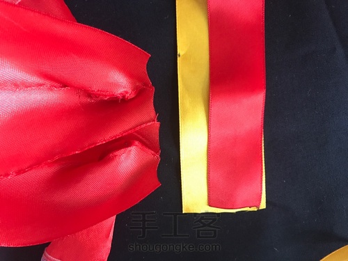 用丝带做六分娃秀和装上衣 第15步