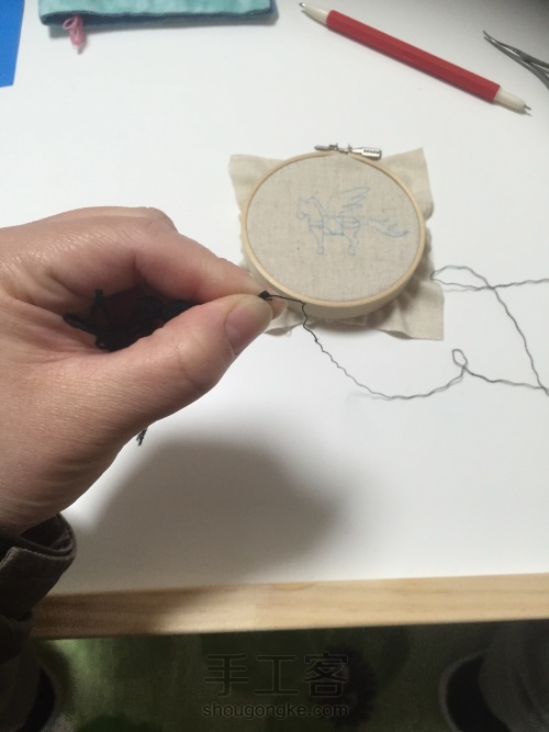 无需打结的起针与完针刺绣方法（适用于直线绣） 第6步