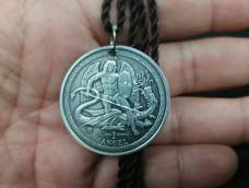 安全无毒，简单易学，本次我用一枚英属马恩岛大天使长米迦勒屠龙1盎司银币做的护身符来演示。