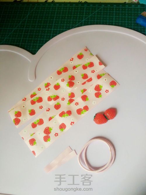 可爱的草莓蝴蝶结儿童发绳 第1步